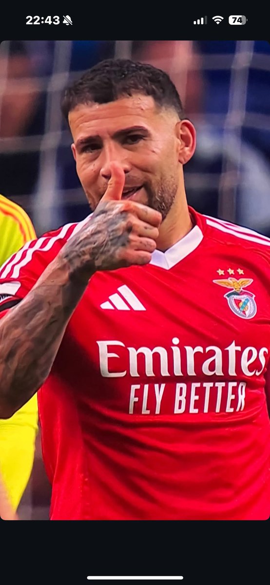 Pedro_dm03's tweet photo. Otamendi, hoje vai haver melão?
#Benfica https://t.co/21uz5zYdM5