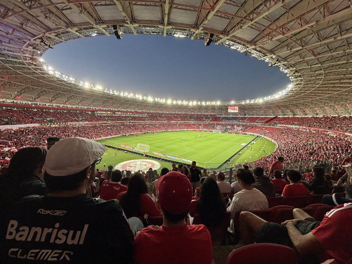 IMAGEM | Entardecer com tempo muito agradável e aberto em Porto Alegre após mais uma tarde ensolarada e que teve máxima de 26°C. Imagem do estádio Beira-Rio, onde o <a href="/SCInternacional/">Sport Club Internacional</a> joga com o <a href="/Cruzeiro/">Cruzeiro 🦊</a>. 📷 <a href="/ovarzeano/">O Varzeano</a>