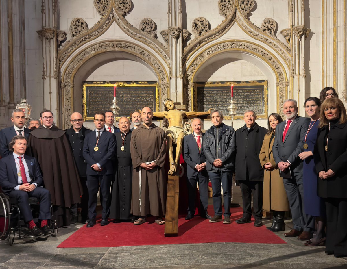 ✝️ Víctor Herrero De Miguel ha emocionado con sus versos esta tarde en el acto del Poeta Ante la Cruz celebrado en el Coro de la SIB Catedral Nueva. 

Gracias a las autoridades, representantes institucionales, cofrades y salmantinos que nos han acompañado.

❤️🤍