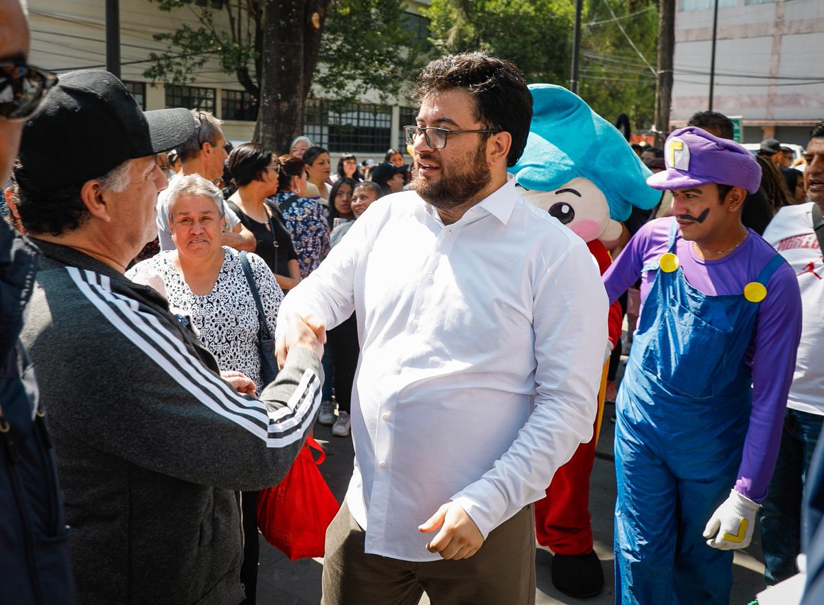 Realizamos la Caminata por la Visibilización del Autismo en #Naucalpan, hicimos el recorrido junto a mis hijos y mi esposa —la presidenta del DIF Naucalpan—, acompañados de vecinas y vecinos que alzaron la voz por una sociedad más justa, empática y consciente.

Como padre de un