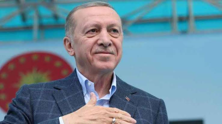 HADDİNİ BİL ÖZGÜR ÖZEL!

CHP Genel Başkanı'nın parti kurultayında Cumhurbaşkanımız Sn. Recep Tayyip Erdoğan hakkında sarf ettiği hadsiz ifadeleri şiddetle kınıyorum.

CHP Genel Başkanı'nın, aziz milletimizin şerefli oylarıyla seçilerek Cumhurbaşkanlığı yetkisi verilen