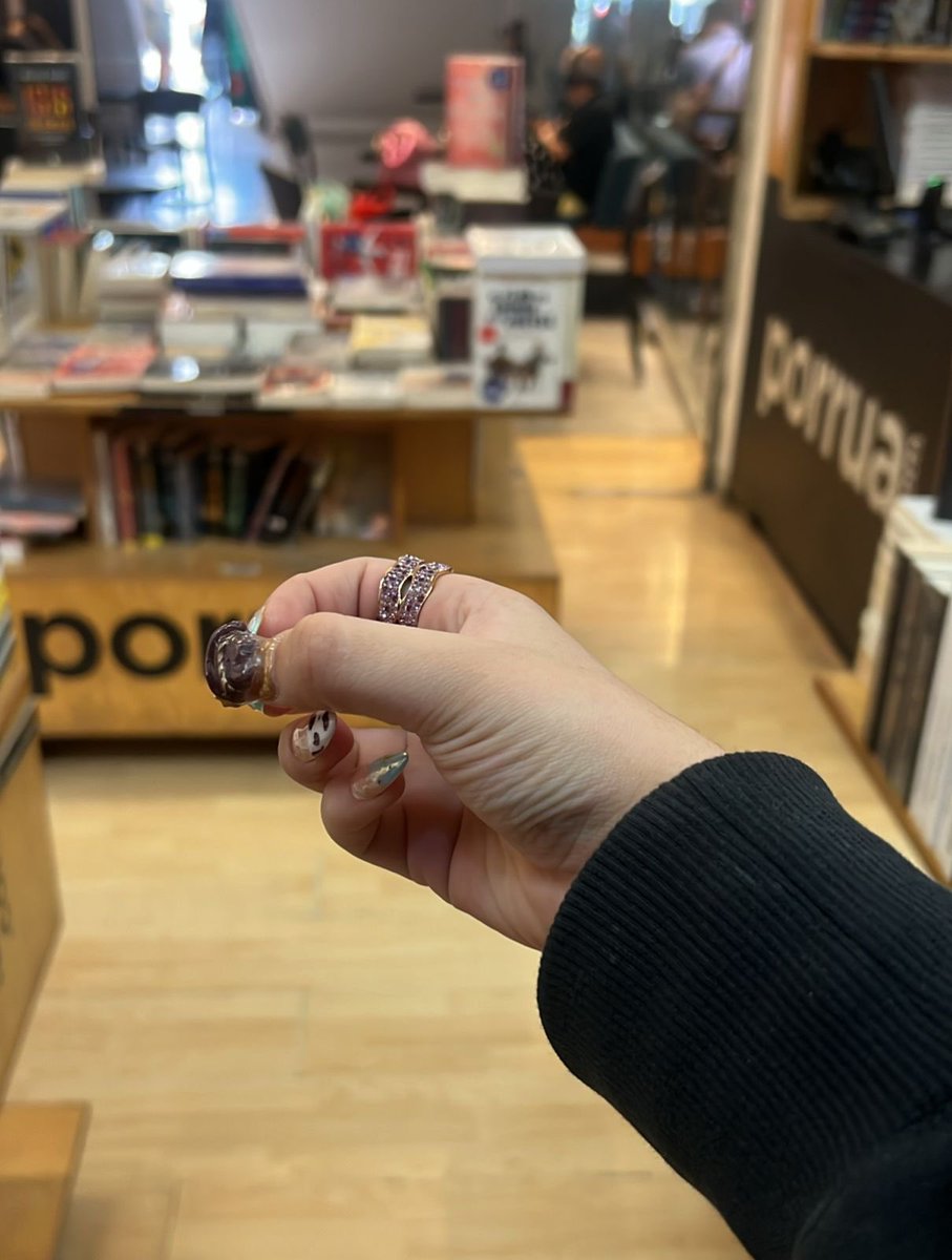 Hace mucho calor. 
Dibújenme un helado para imaginar que me lo estoy comiendo ƪ(˘⌣˘)ʃ🍦