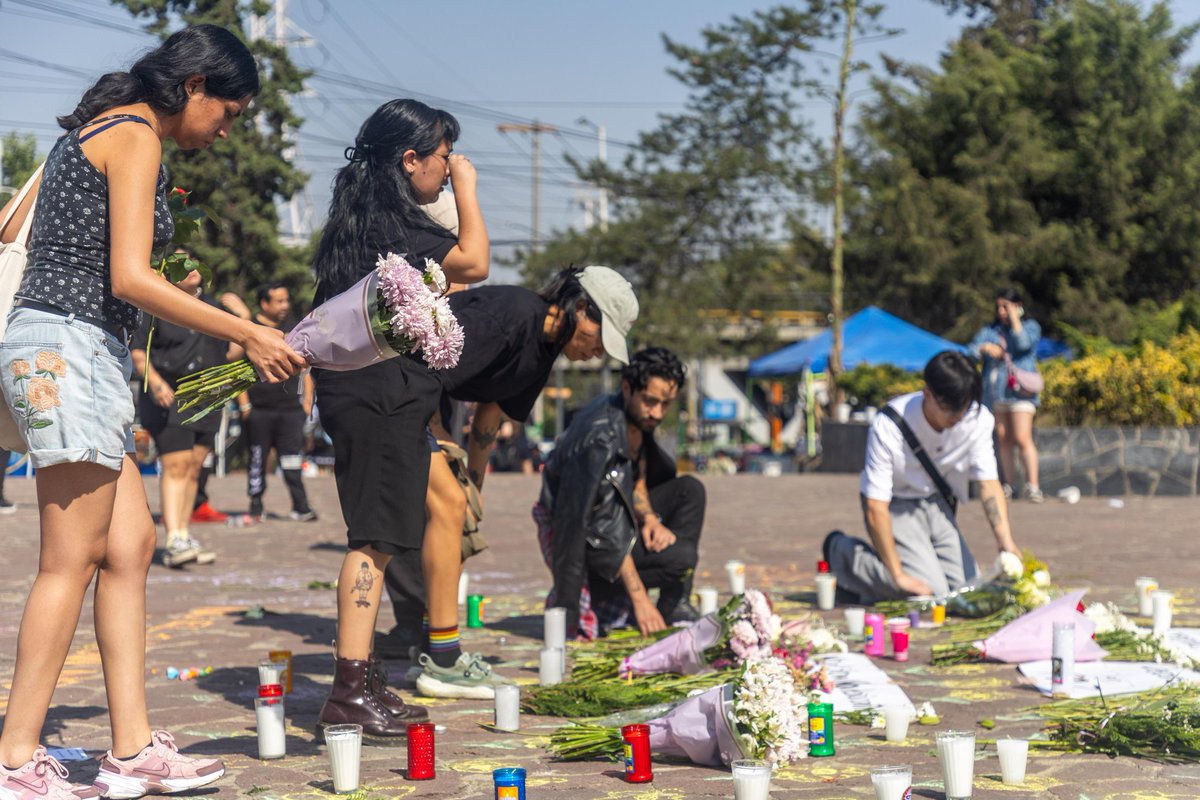 diario24horas's tweet photo. @AXECeremonia ⚫️ Fotógrafos realizan una ofrenda a las afueras del Parque Bicentenario, en honor a sus compañeros Berenice y Miguel quienes perdieron la vida ayer por la tarde durante el Festival #AxeCeremonia 

https://t.co/B4L47ny8DN

Fotografías: Miguel Martínez Corona https://t.co/bbFGIfEyzH