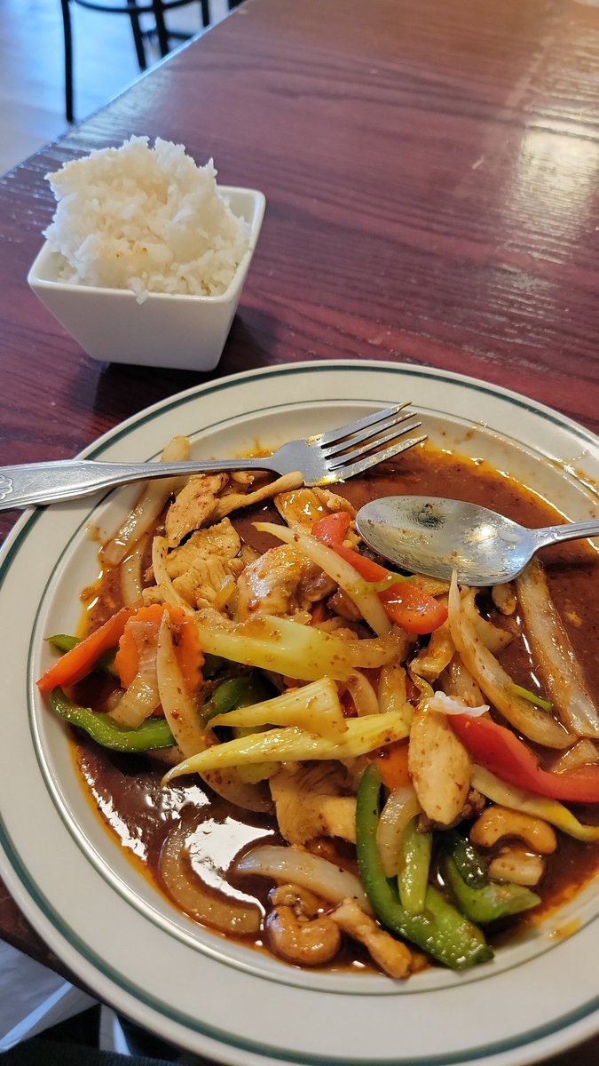 Intravax's tweet image. Decided to stop at this Thai restaurant right by the Woodfield Mall in Schaumberg, IL before driving back up to Milwaukee. The food is amazing and super spicy!!!
