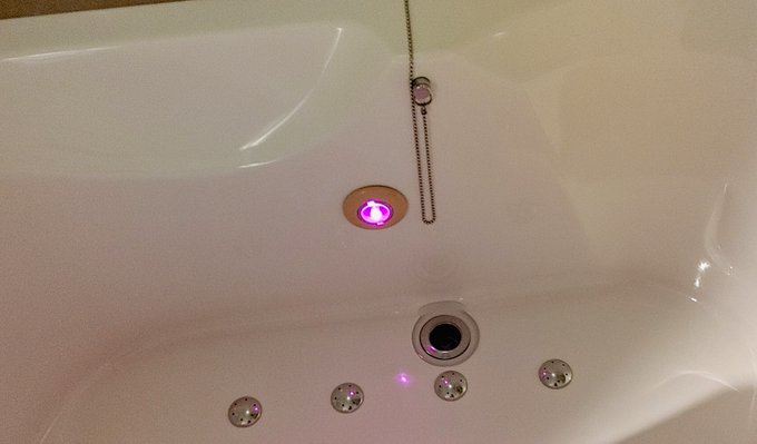 これがあの光るバスタブ!
ジェットバスで!
遊んだろ!彡(゜)(゜)
ハイパー泡モコモコで草。
流れにくくてさらに草。 
めんど草。
おまけの自販機。 