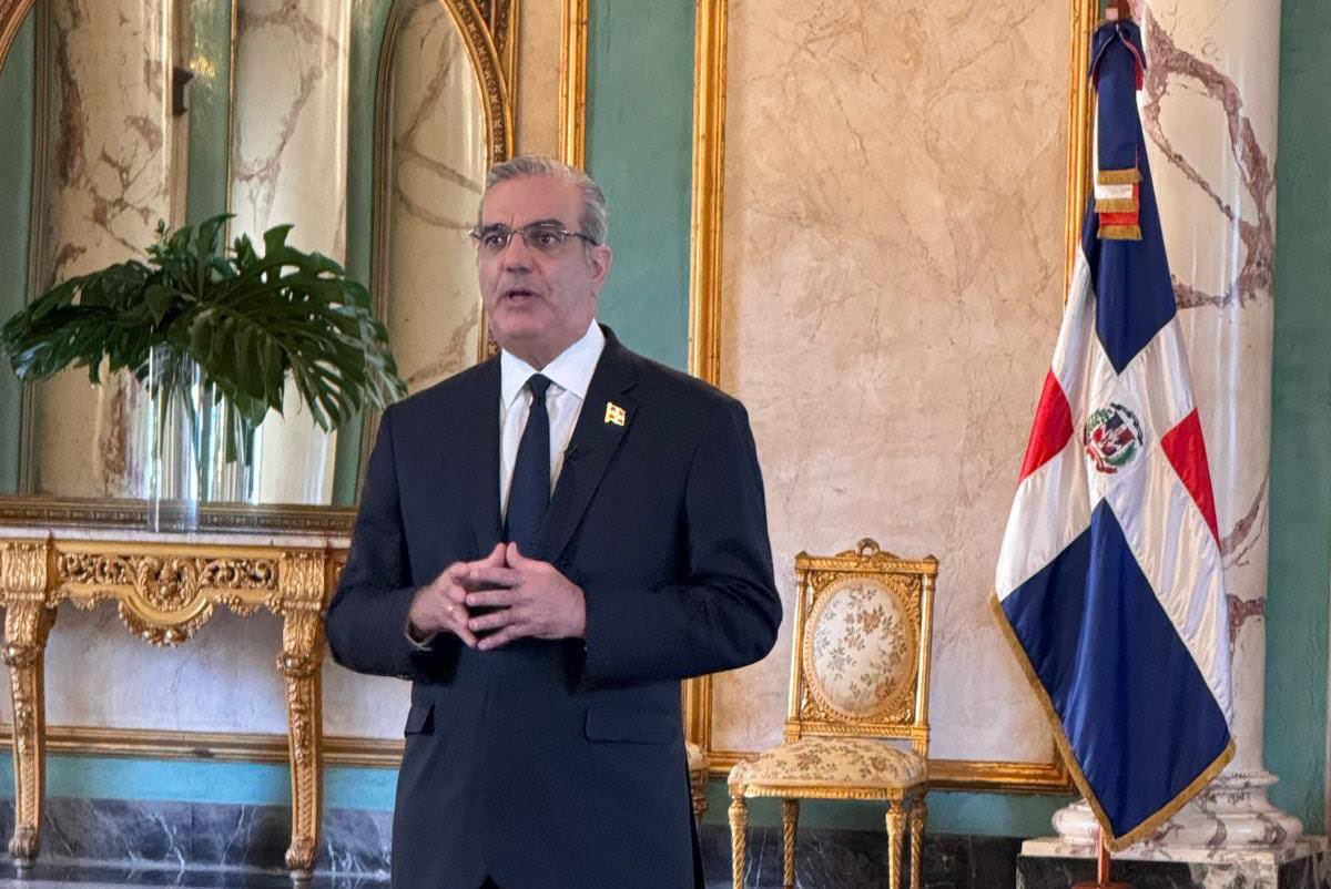 | Las 15 medidas del presidente Abinader frente a la migración irregular desde Haití
El mandatario dominicano anunció una serie de acciones para proteger la soberanía nacional ante la crisis haitiana. Aquí las medidas, una a una. 🇩🇴
#SoberaníaYOrden

1️⃣ Se reorganiza la