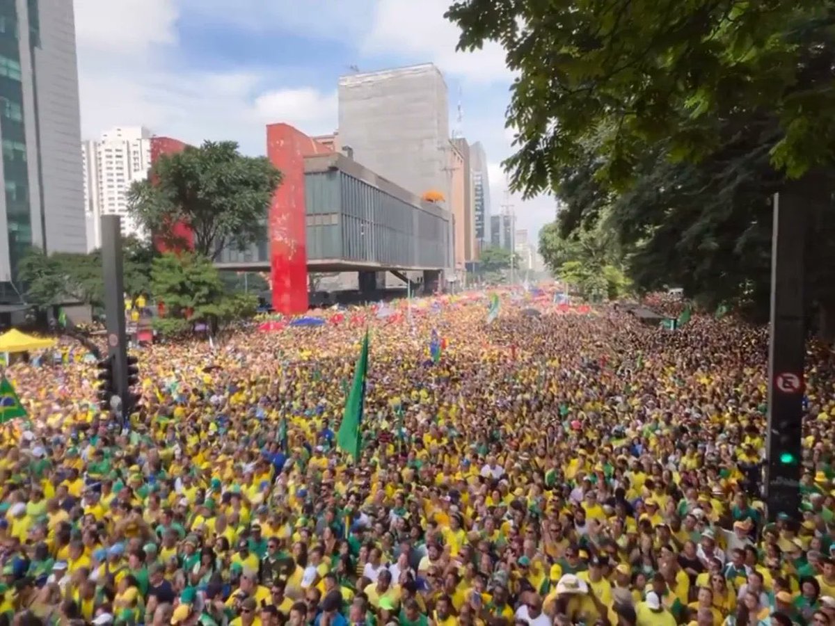 PrimeiroFront's tweet photo. 🚨URGENTE🇺🇲: Mídia americana repercutir manifestação a favor da anistia na Avenida Paulista

"As autoridades brasileiras estão enganadas, a anistia e realmente uma pauta dos Brasileiros, as imagens falam por si só, gigantesco" https://t.co/UTXxkVNuVw