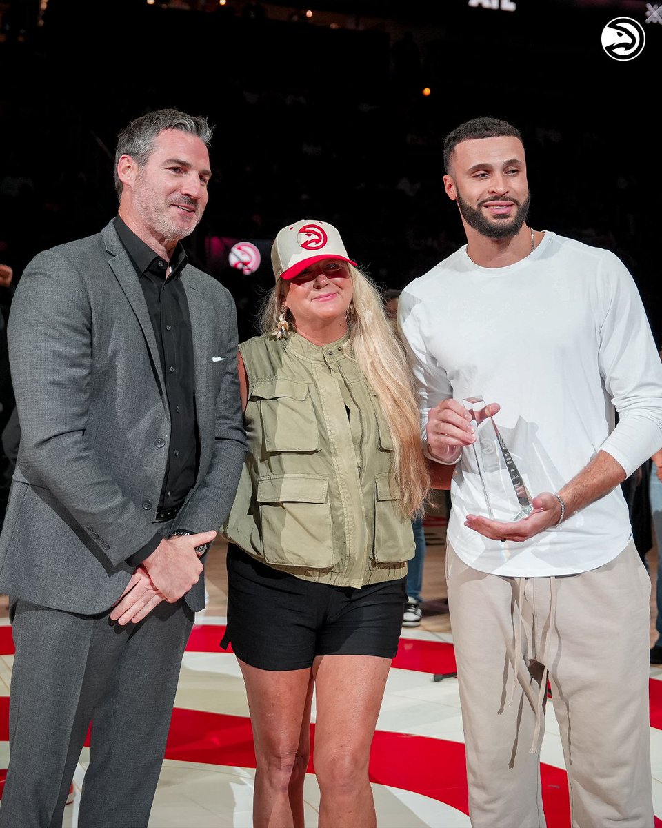 Before tonight's game we presented Larry Nance Jr. with the Jason Collier Memorial Trophy.

Each season this award honors the Hawks player that best demonstrates outstanding commitment and service to the community.

Congratulations Larry! ❤️