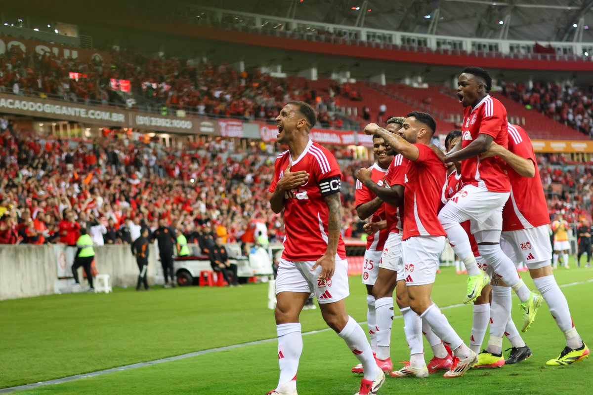 SCInternacional's tweet photo. 𝟏𝟎, faixa, capitão e COLORADO! 🎩🇦🇹 https://t.co/AZ5UM4evsQ