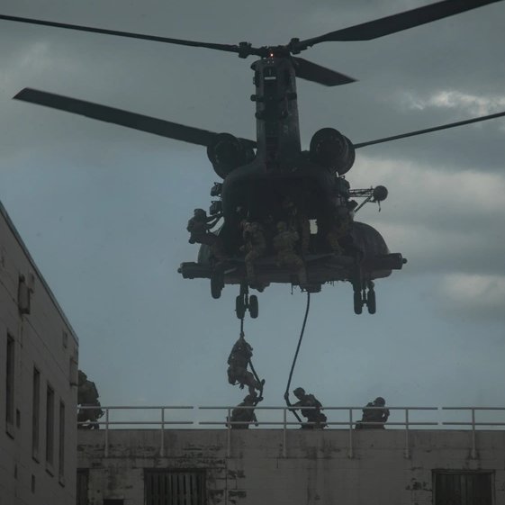 image de forces spéciales tanskiennes débarquant sur un immeuble