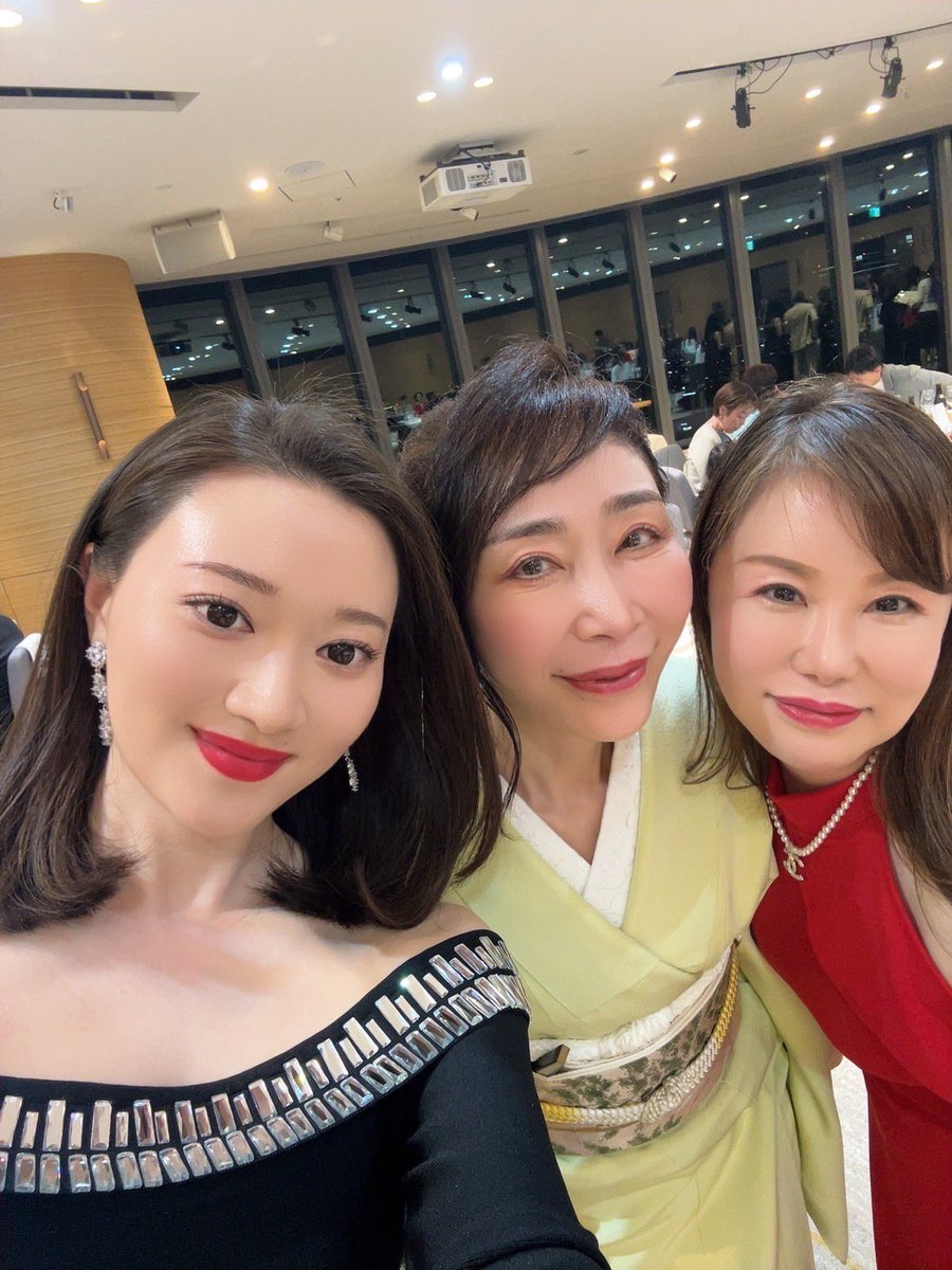 tomobeauty369's tweet photo. 20代のまゆちゃんと。 まるで 卒業式に同行の母親みたいな私😆 隣の敏ちゃんはお世話になった教授っぽい😆
師匠の70歳誕生祭を祝う仲間🍾

#お誕生祭 #麻布台ヒルズ森jpタワー33階 #59歳 https://t.co/Eb4O2Dt9U2