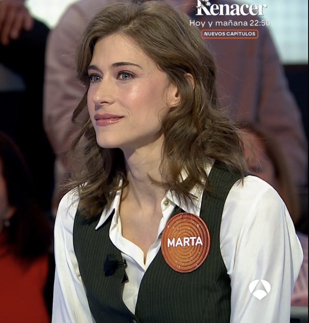 belmondlr's tweet photo. marta de negro y este peinado, si a todo https://t.co/ogxJ1cmRIz