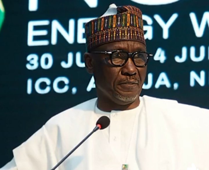 UmarMeremi's tweet photo. Dr. Mele Kyari's leadership has been instrumental in transforming the fortunes of the oil and gas company.

His strategic vision, expertise, and commitment to excellence have driven significant growth, innovation, and success in the industry.

#LeadershipExcellence
#ThankYouKyari https://t.co/7jbDNUI0Vx
