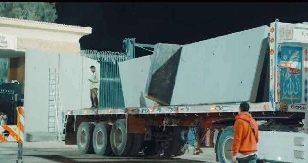 مصر تغلق بوابة معبر رفح من الجانب المصري بجدار اسمنتي طويل !! 

هل هذه الرسالة تعني أبيدوا أهل غزة لكن لا تهجروهم !!! 

يا للعار يا مصر !!