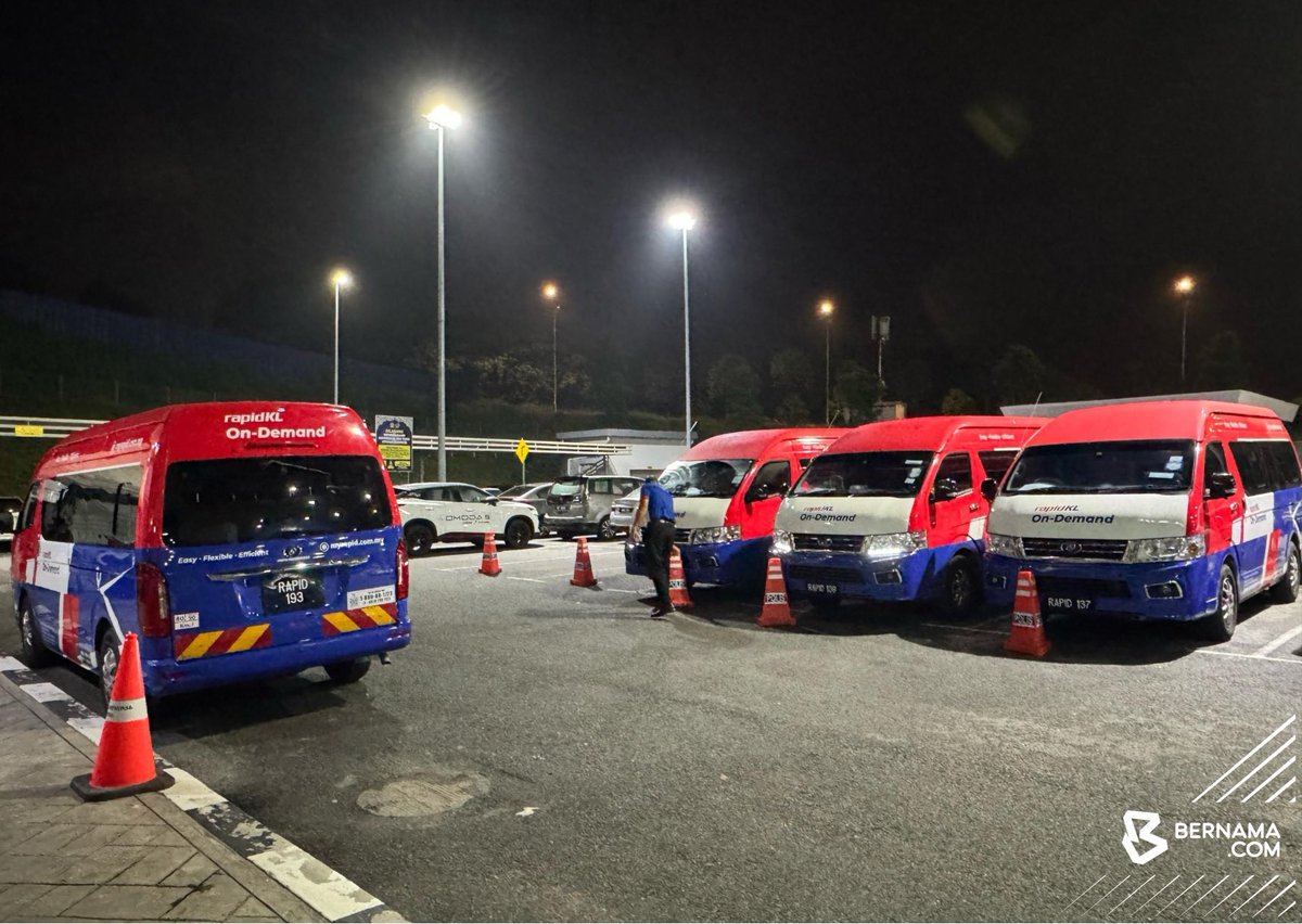bernamadotcom's tweet photo. Kebakaran saluran gas: Lima van Rapid KL digerakkan dari PPS Masjid Putra Heights bagi menghantar murid terkesan ke sekolah pagi ini - Jurucakap Prasarana

#BernamaNews
#KebakaranPutraHeights

📸 Puti Iylia Maisarah/BERNAMA https://t.co/lo6WbVtENP