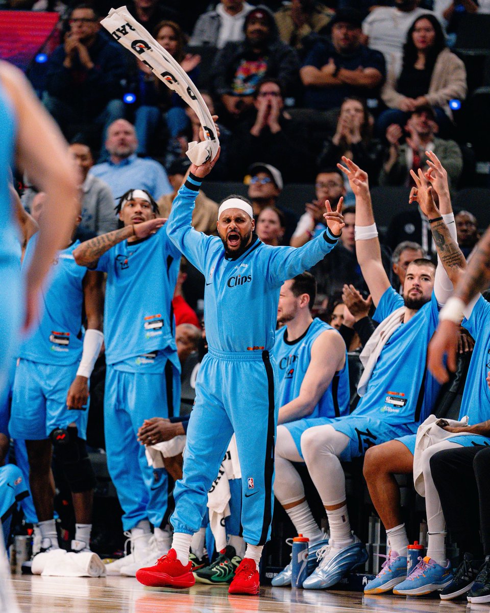 LAClippers's tweet photo. Got each other’s backs 🤝 https://t.co/fVaa0y0Rhc