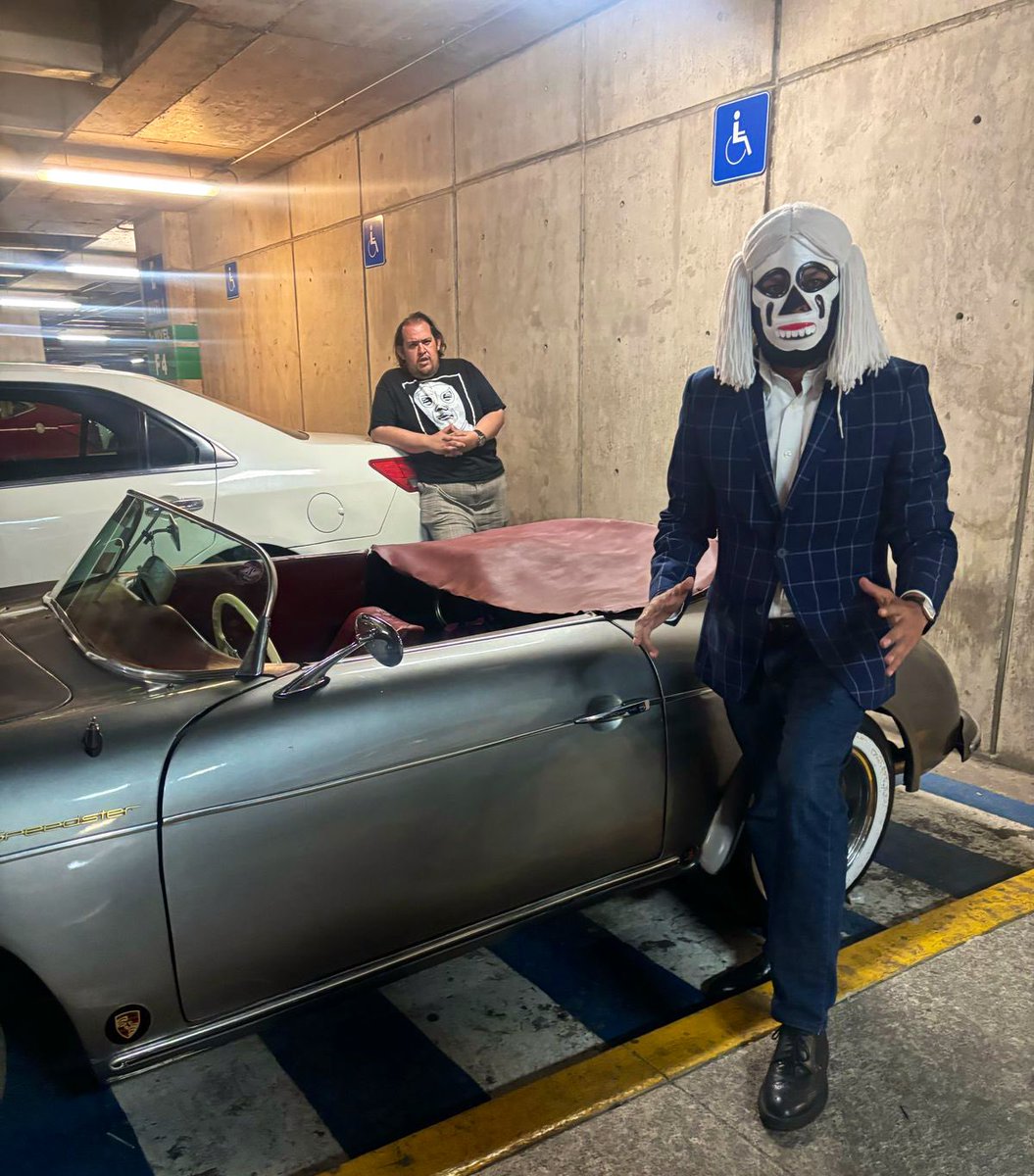 Que gusto encontrarme en #CDMX al luchador tabasqueño Anima jr.

¡Un típazo!