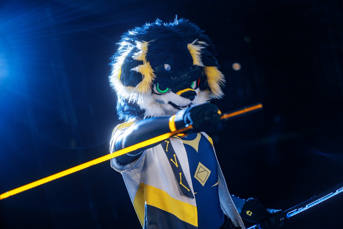 当黑暗降临，总有人逆光前行

摄影：<a href="/aaaapoor3/">阿穷摄摄版</a>
#FursuitEveryday