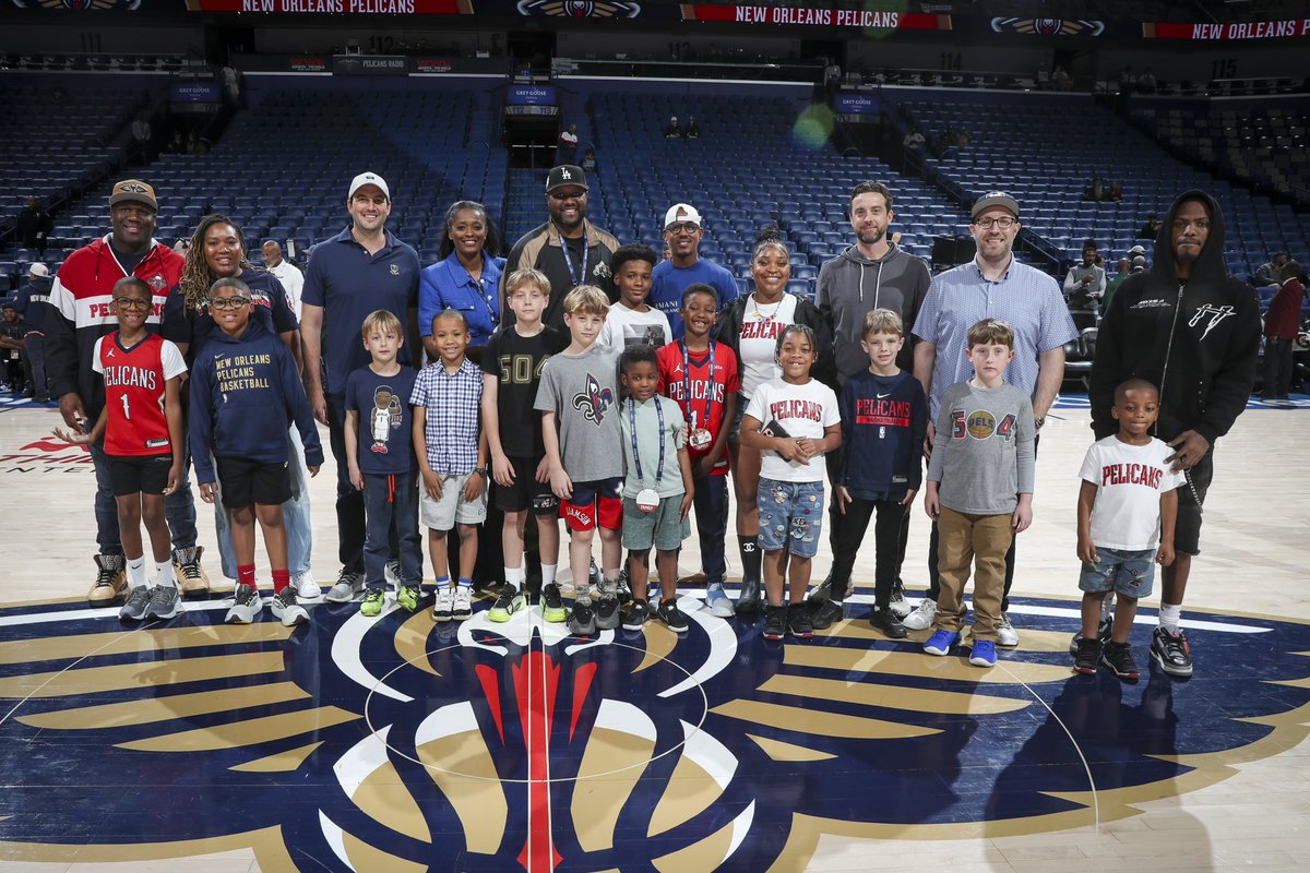 Swin Cash (@swincash) on Twitter photo Talked a little men's and women's #FinalFour in SA ๐ซ Then hit NO๐ฌ for our <a href="/PelicansNBA/">New Orleans Pelicans</a> game! <a href="/adaniels33/">Antonio Daniels</a> next time I'm changing the blazer ๐ ๐ฉ๏ธ Also Big shout out to our team sponsors <a href="/EntergyNOLA/">Entergy New Orleans</a> & CEO Drew Marsh for their kind hospitality today for my young pels fans๐ค๐พ Talked a little men's and women's #FinalFour in SA ๐ซ Then hit NO๐ฌ for our <a href="/PelicansNBA/">New Orleans Pelicans</a> game! <a href="/adaniels33/">Antonio Daniels</a> next time I'm changing the blazer ๐ ๐ฉ๏ธ Also Big shout out to our team sponsors <a href="/EntergyNOLA/">Entergy New Orleans</a> & CEO Drew Marsh for their kind hospitality today for my young pels fans๐ค๐พ