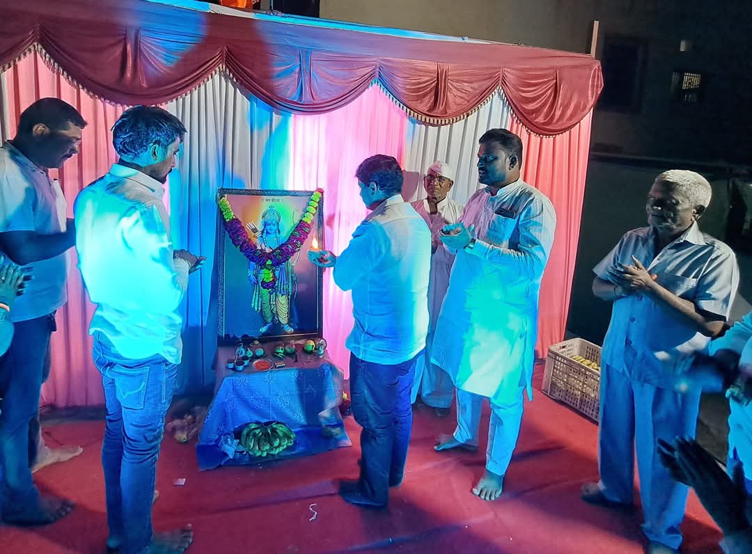 NarendraKale45's tweet photo. जय श्रीराम 🙏🏻🚩
प्रभू श्रीराम जन्मोत्सवानिमित्त श्री नगर, जुळे सोलापूर येथील श्रीराम सेना प्रतिष्ठान येथे प्रभू श्रीरामांचे मनोभावे दर्शन घेतले. यावेळी सर्वांना सुख, शांती, समाधान आणि ऐश्वर्य प्राप्त होवो, अशी प्रभू श्रीरामचरणी प्रार्थना केली.

#रामनवमी #सोलापूर https://t.co/Xk70h4hRCR