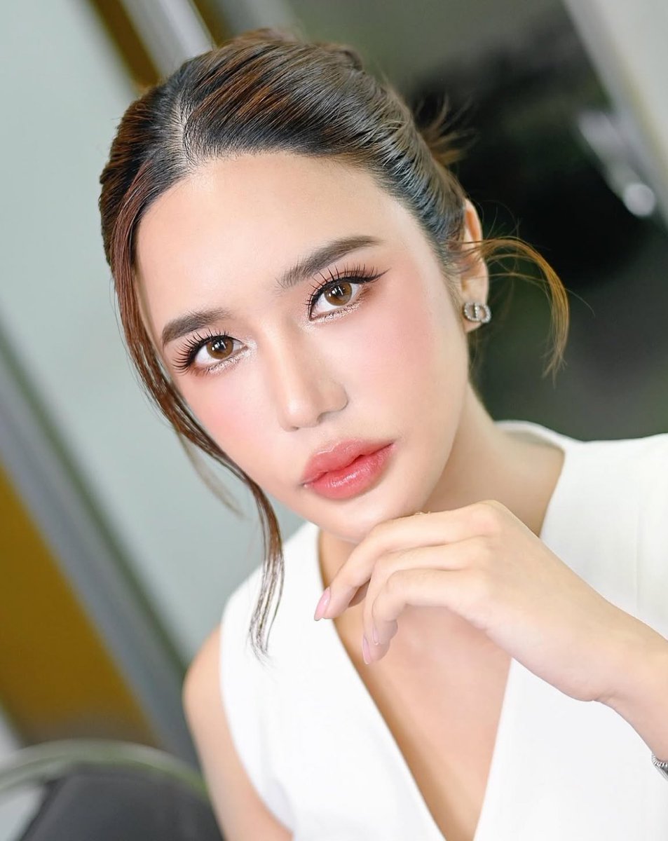 PlobJai's tweet image. ต้นเรื่อง #เทพบุตรสุดมิจ คือ

- ดาราสาว = คะน้า ดาราช่อง 7 ถูกขอแต่งงาน
- ผู้ชายมาหลอกคบกับดาราสาว จนขอแต่งงาน
- ดาราสาวจับได้ว่ามีโลกสองใบ
- สักพัก ทองที่ให้มาก็ปลอม เพราะลอกกก แหวนเพชรที่ให้มาก็เหมือนจะปลอมมมมม 💍💎(น่าจะแหวนที่ขอแต่งงาน)
-…