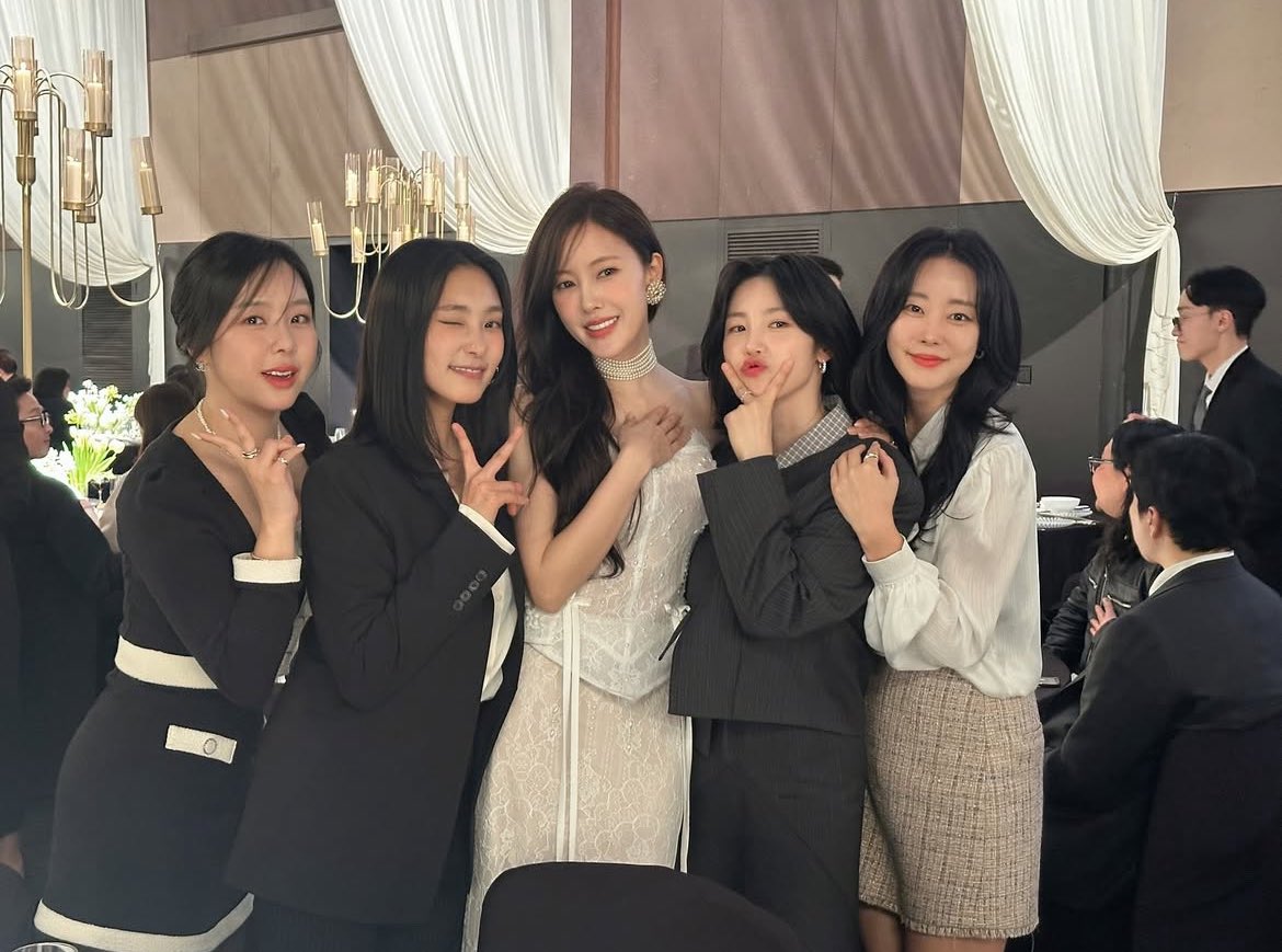 jewelry sistar t-ara secret and rainbow in the same pic is absolutely insane