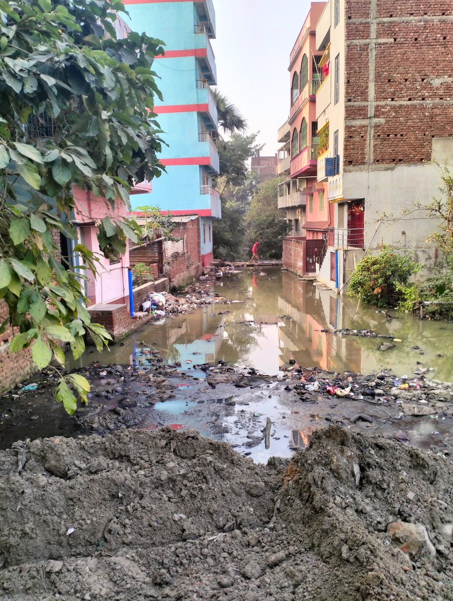 iashishgoyal16's tweet image. See the Nala road which made in his supervision in Etwari Bazar from last 3 years with Smart City Fund. Nalanda DM so rahe h
