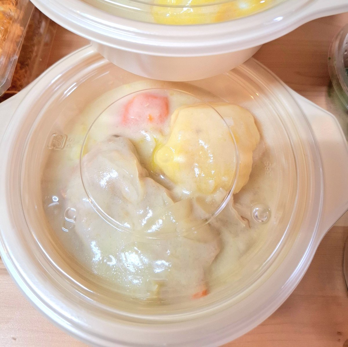 Omega_Family_'s tweet photo. ★本日のオススメ
🐾ホワイトシチュー　￥350
小麦粉から作った手作りシチューです！　じゃがいもが丸ごとひとつごろっと入って食べ応え十分！✨
ミルク感もしっかり感じられる、しょっぱすぎない味付けです。ご飯にかけたりパンと合わせても◎！アレンジして味を変えるのもオススメです！ 
 #ωfamily https://t.co/hstxPegY2I