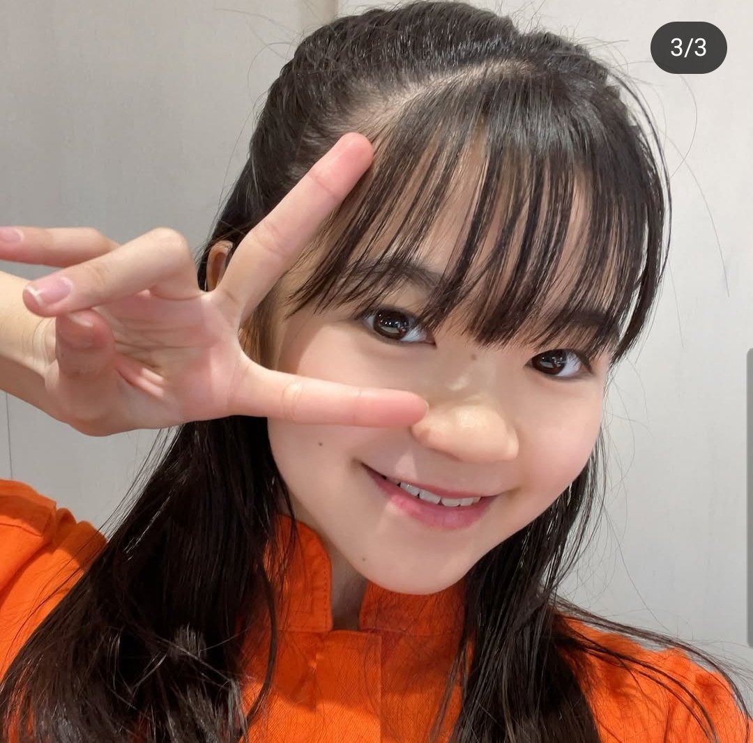 かぶる on X: 香月萌衣 てれび戦士 萌衣ちゃんのソロ写真！かしこまっのポーズをしていて、やばいめっちゃとても可愛すぎるのです。萌衣ちゃん決まっていて見ていて癒やされるます。  t.covzNLCElb1J  X