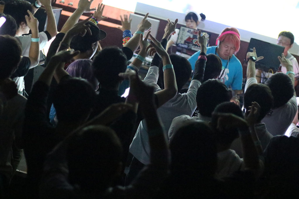 sx3elf's tweet photo. 2018.10.13(Sat) SssELF 20th Attack!! -燈火- @ SOUND SPACE RIZIN’

記念すべき20回目のスリーセルフはスペシャルゲストにDJ Norikenを迎えて開催。香川の伝統和菓子「おいり」を使用したスイーツもフリーフードとして配布されていました https://t.co/kgizssP7pW
