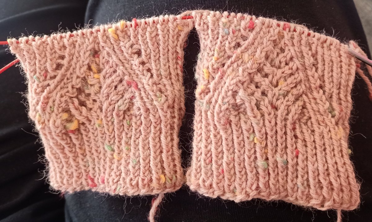 Sandraadje1's tweet image. Start gemaakt met ronde 3.
Regelmatig rust is nodig met zoveel gedraaide en samen gebreide steken.
#sockmadmess2025 #sokkenbreien #sockenstricken #sockknitting #sockmadness