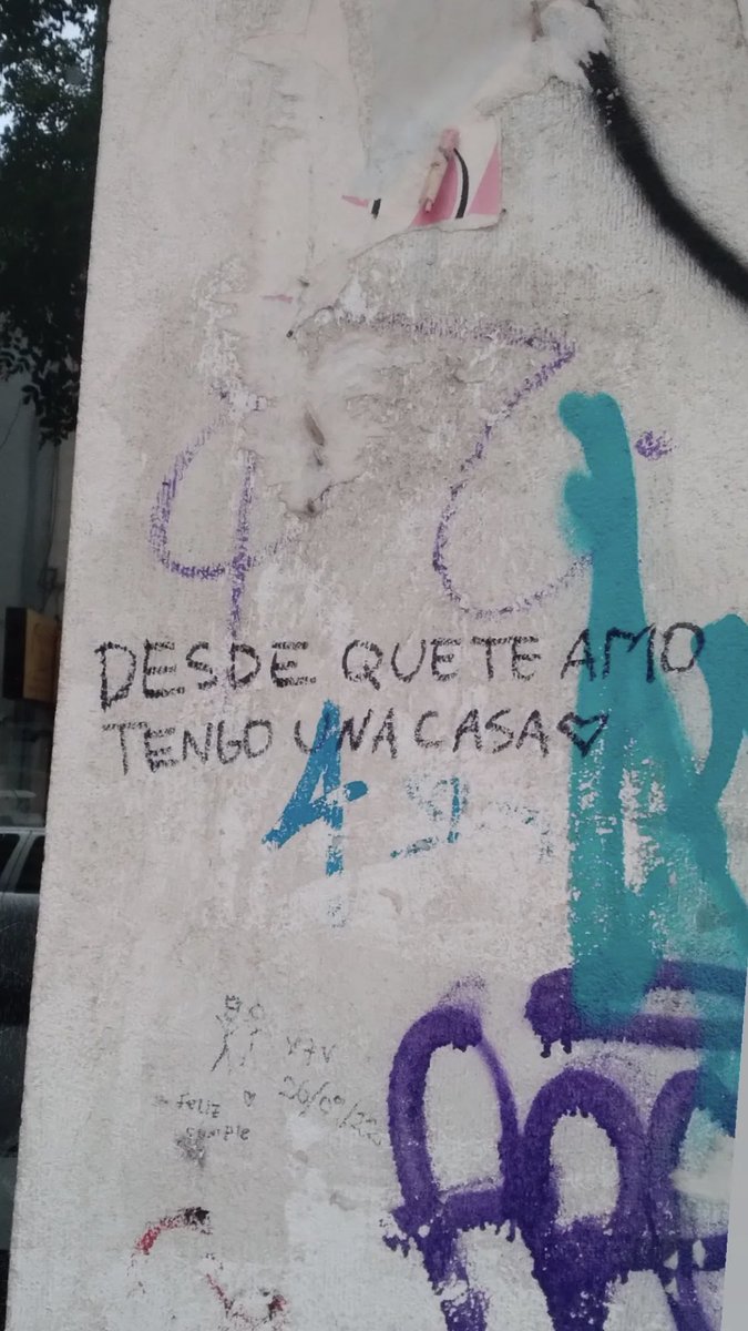 me mandaron foto de que alguien en algún lugar del país grafiteó un verso mío 🥹