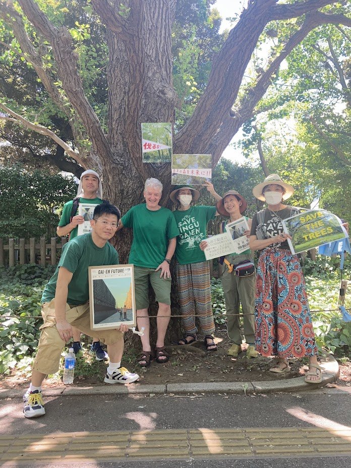 引用。ソメイヨシノに限らず樹木は本来デリケート。根を踏まれたりする街路樹の寿命は短い。「木を守ろう！」と叫ぶ人たち、囲いを超えて木の根を踏んでるけど、本当は木のことなんて興味ないんだろうなー。