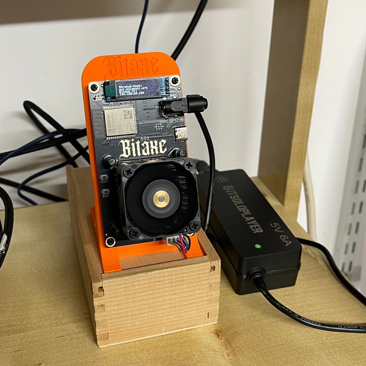 MasaruYTCh's tweet photo. BitAxe Gamma 601’s killing it—1.61 TH/s on #DigiByte solo, no rejections. Efficient, open-source, and that OLED? Sexy. Snag yours: Bitcoin Merch (https://t.co/MwD968cfWK) or AliExpress (https://t.co/DYBn5obqU4). #BitAxe #DGBMining #DigiByteCoin https://t.co/i2Ygpzfr8p