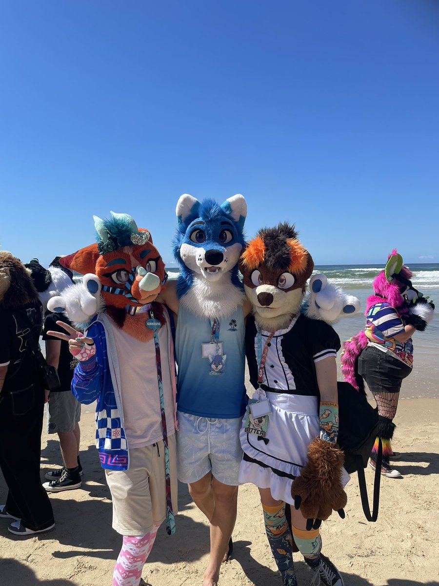 #FurDU2025 had an incredible time for my first con and made so many friends ❤️❤️❤️ leaving excited for the years to come!! 

🏳️‍🌈🐺: <a href="/WolfWintry/">Wintry ❄️</a> 
🦦: <a href="/easysquisher_/">easysquisher</a>