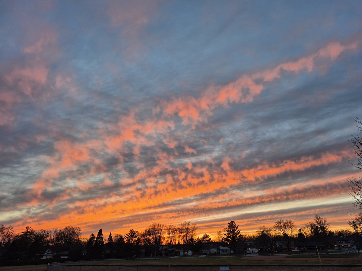Good Sunday evening.🌙
Here is tonight's sunset.🌅
I hope you like it.✔️
#sunset #sundown 
#Sundaynight