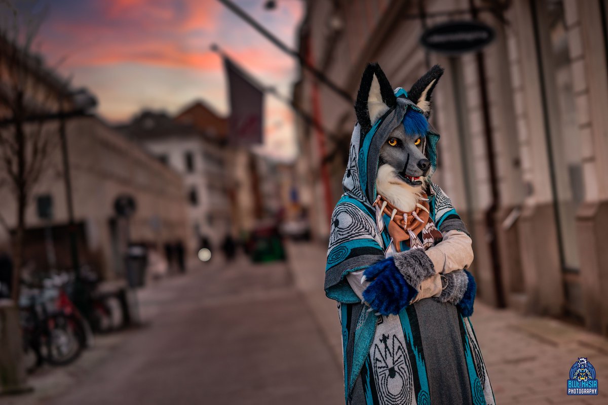 Some alleys lead to shortcuts. Others… lead to him.

🦊 <a href="/lupus_woofy/">Tokala Tarka 🦊🦊</a>