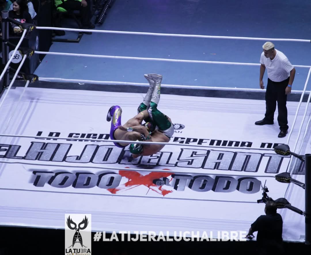 LaTijeraLucha's tweet photo. La primera lucha de la gira de despedida del #HijoDelSanto en la #ArenaCiudadDeMexico es para el orgullo de Monterrey, Nuevo León, el joven #Redimido al vencer con un fuerte suplex desde el esquinero para posterior conteo de tres palmadas sobre #BobyLeeNG…
#latijeraluchalibre https://t.co/vJ81CLUWCo