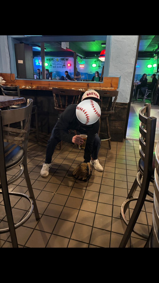 RamusUncle8008's tweet photo. @SeargeantSack just showed up to the watering hole with his mitt #EXPAND https://t.co/WS2fE3lTCs