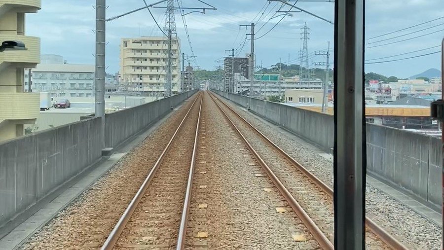 iyotetsu2017's tweet photo. いよ子です。
電車のガタンガタンって音は、レールのつなぎ目を通過する時の音♪
レールは気温でで伸び縮みするので、つなぎ目にほんの少しすき間があり、そこを通過する時に音が鳴るんです❣
ロングレールだとつなぎ目がないので、スーッと走ります✨ https://t.co/3hX866rjNU