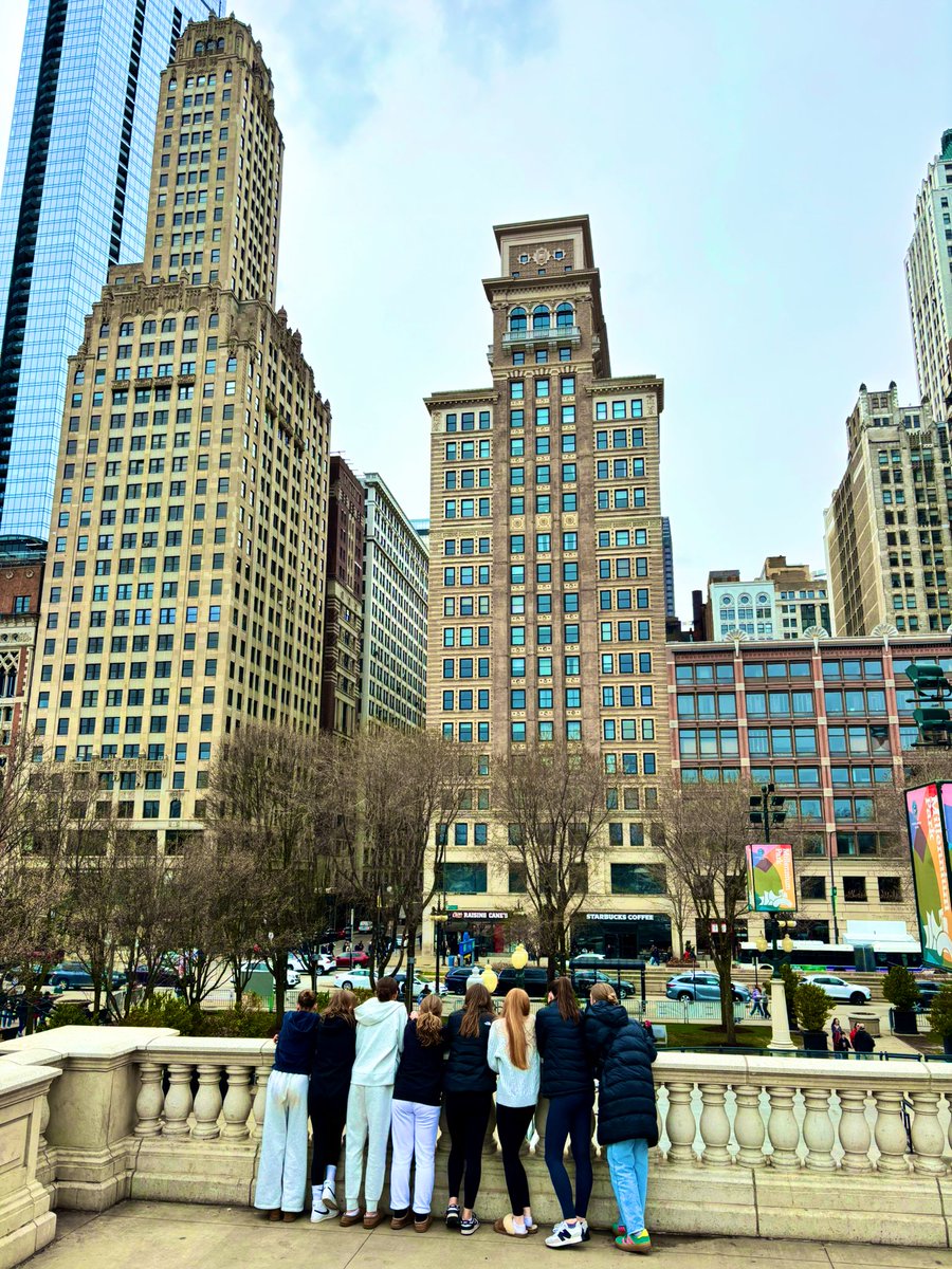 TimCarpenter84's tweet image. The Ohio Elite SA girls played up in Crown Point and at Valparaiso, winning both games! Spent quality time in Chicago together taking in the city, eating pizza, and loving life! Great group of girls and parents!