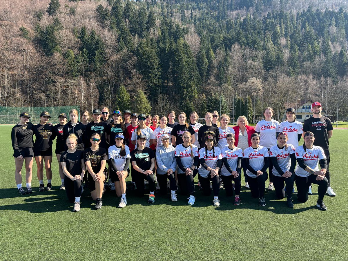 🇵🇱 Let the softball national team season begin! 🥎

In Szczyrk, Poland the Senior and Junior women of the national softball team under coach Arkadiusz Żurkowski started their pre season training / tryouts. Our foundation was able to provide white warm up t shirts for the national