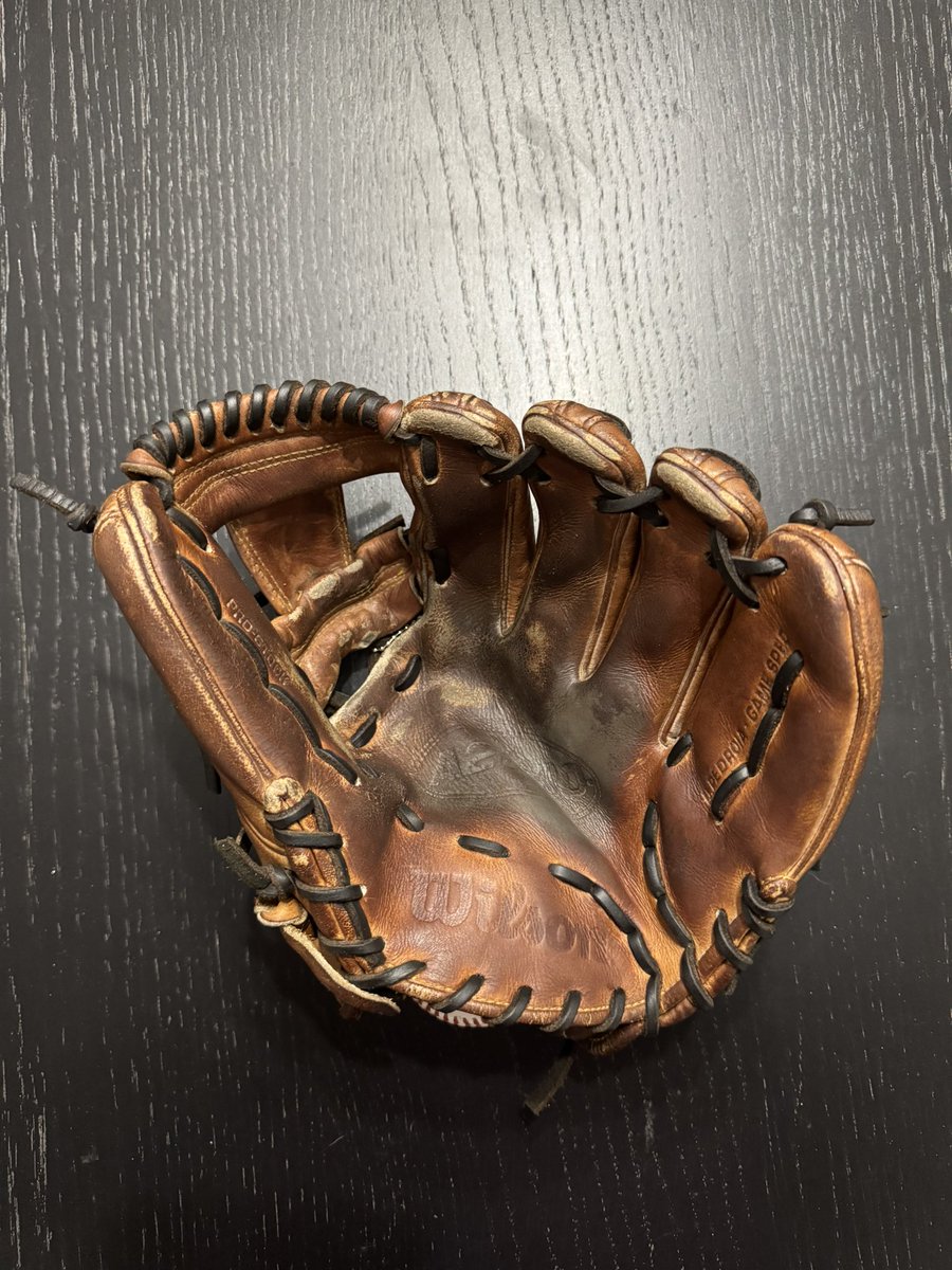 FixItFowler42's tweet image. A2000 full re-lace and conditioning in custom chocolate brown lacing for @ConnerPohl MS and HS glove. Always fun working on someone’s treasured relic! #FixItFowler @Starting9_37_ @skipMeyers17