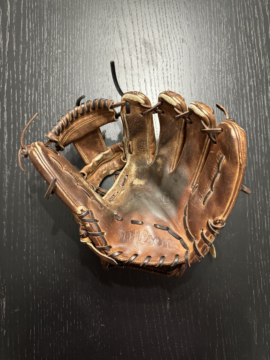 FixItFowler42's tweet image. A2000 full re-lace and conditioning in custom chocolate brown lacing for @ConnerPohl MS and HS glove. Always fun working on someone’s treasured relic! #FixItFowler @Starting9_37_ @skipMeyers17