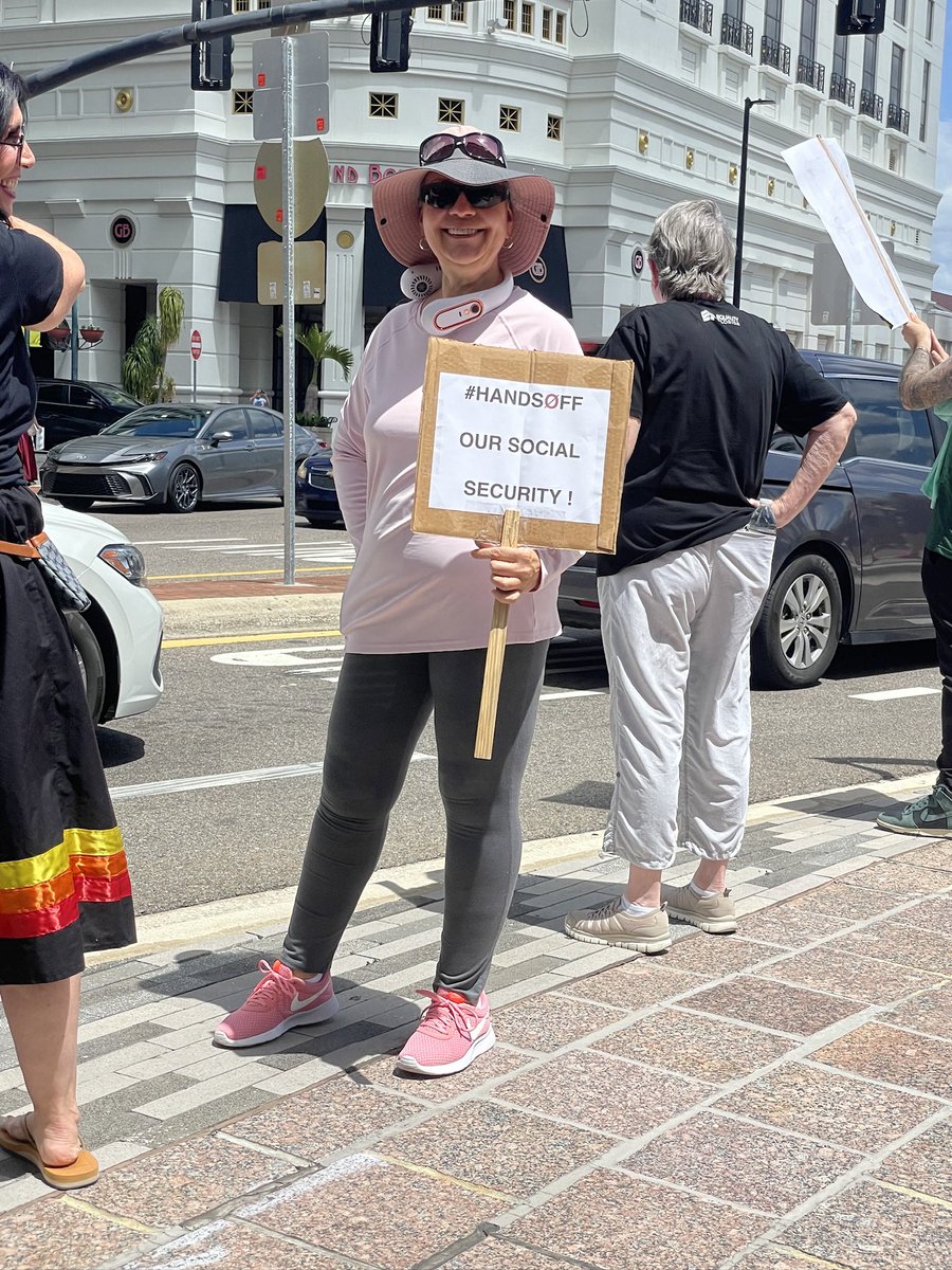 MsB0069's tweet image. What better to do than be out in the FL 90° heat, nothing!!!
#HandsOff #HandsOff2025 #DemocracyWins #HandsOffOrlando #FightForDemocracy