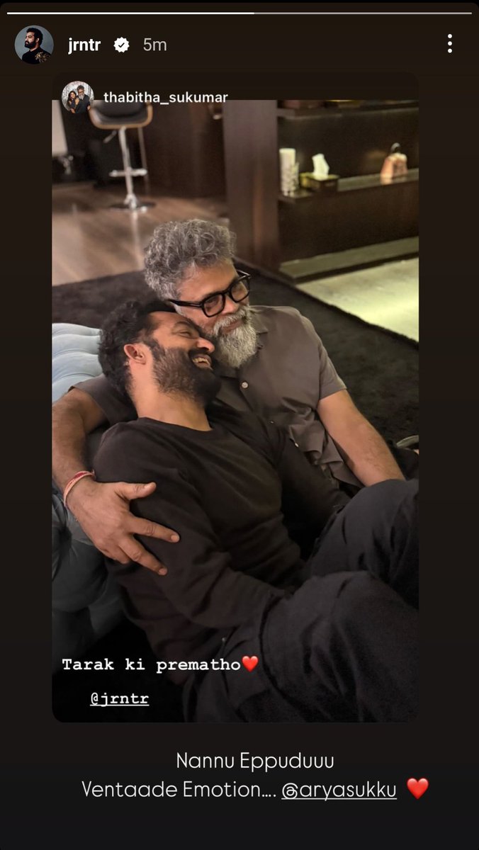 shanmuka_ntr's tweet photo. మమ్మల్ని ఎప్పుడూ వెంటాడే ఎమోషన్ @tarak9999 అన్నయ్య 👌🏻🫶🏻.
@aryasukku 🤌🏻📽️.
#NTR #Sukumar #NTRSukumar https://t.co/RevMizIyhx