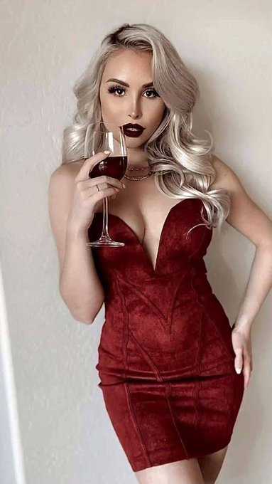 ظهرت جميله الجميلات. ملكه الانوثه الطاغيه الساحره المثيره. عشق عمرى ♥️ واحلامى 💜 صباح ملكى يليق بجمالك الفاتن. 🌺💜💋