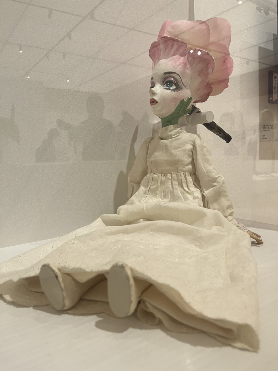 cocobuncho's tweet photo. 日本の春🌸
群馬県立館林美術館へ『宇野亜喜良展』最終日に伺えました💓
「誰かがサズを弾いていた」映像内で出て来た花のドール🌸も居ましたよ٩(๑❛ᴗ❛๑)۶
#hirobaritone さんYouTubeに私のアレンジで聴けます。坂下さん奥行きある歌唱とてもとても素敵💓
#gunmatatebi #宇野亜喜良 https://t.co/3d7d6tubKw