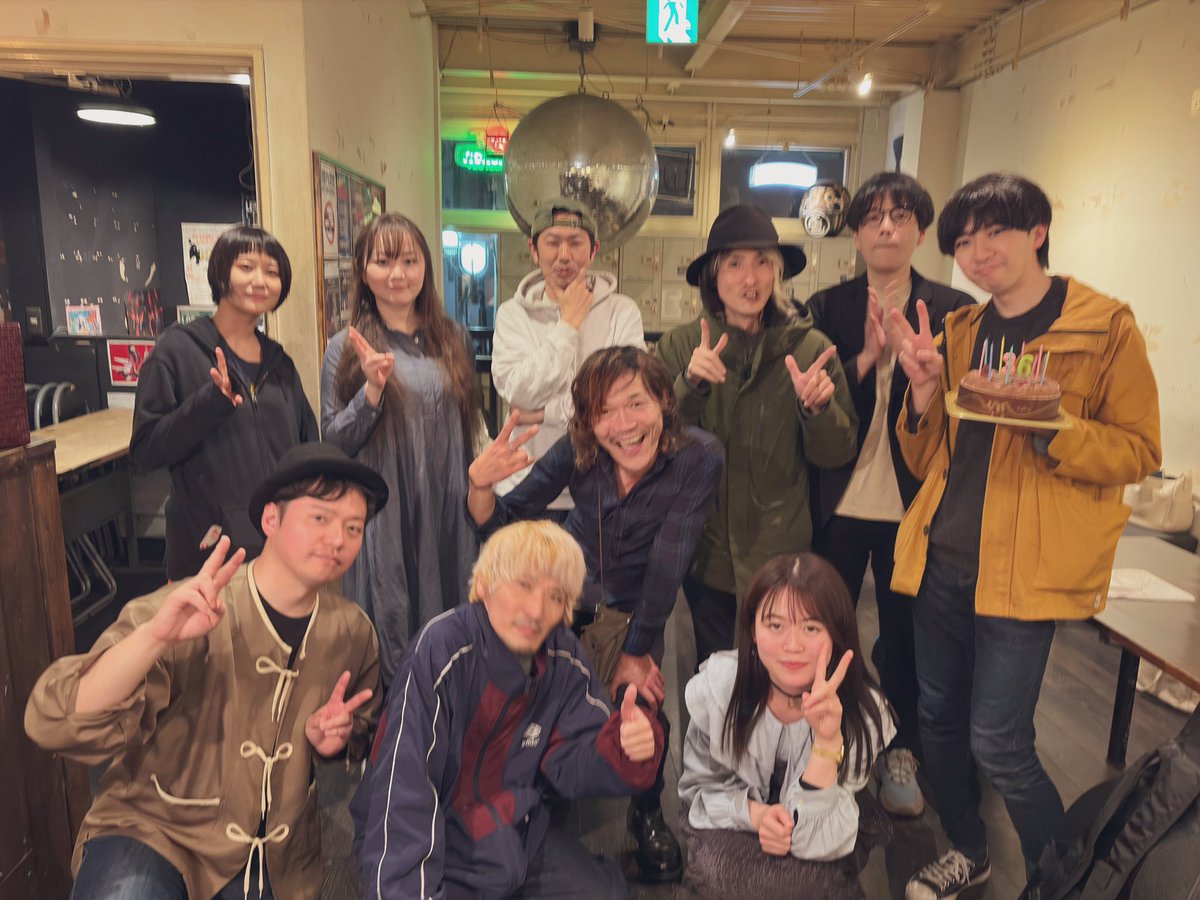 naovoistar's tweet photo. 夕べはDOMe柏にて弾き語りで参戦。夢観客配信ワンマンを演らせてもらったり、色々と思い入れのあるDOMeで馴染みの面子と作った夜。楽しい思い出しかないDOMeなので、アンコールはおーたくんと小野くんを呼び寄せて久々のアコトリオで締めさせて頂きました。楽しくていい夜だったな、どうもありがとう！ https://t.co/cM7WYH1X8c