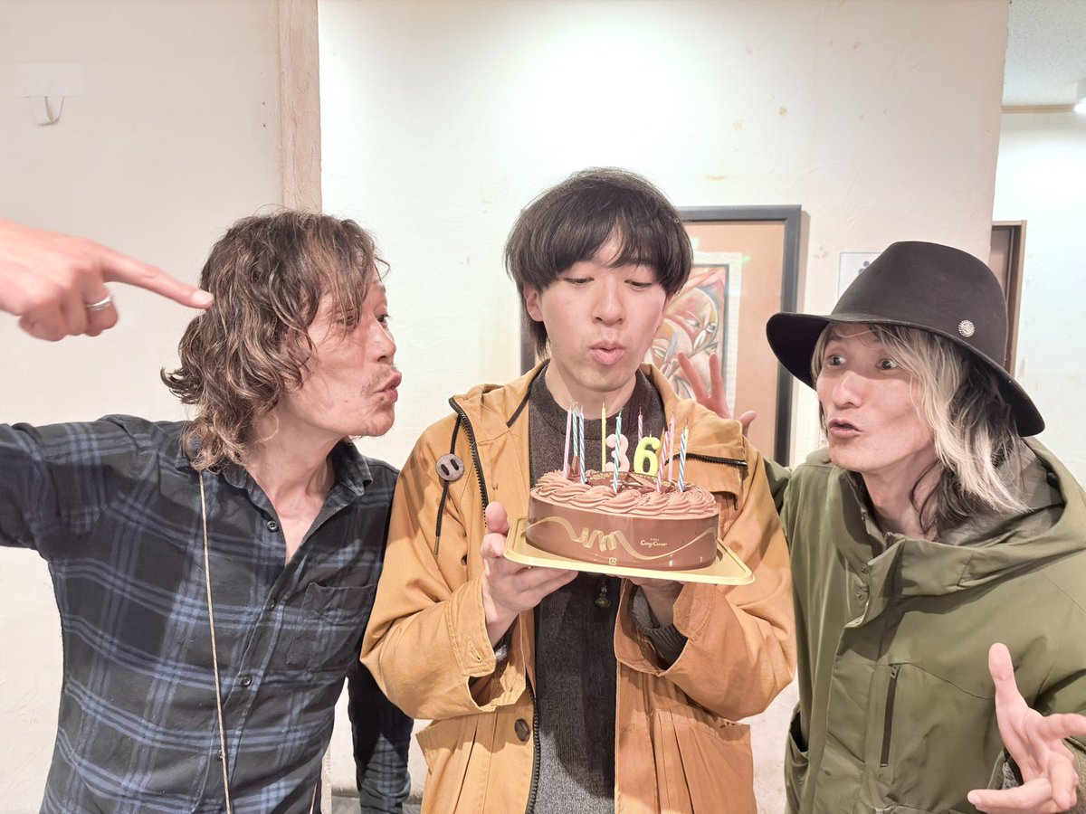 naovoistar's tweet photo. 夕べはDOMe柏にて弾き語りで参戦。夢観客配信ワンマンを演らせてもらったり、色々と思い入れのあるDOMeで馴染みの面子と作った夜。楽しい思い出しかないDOMeなので、アンコールはおーたくんと小野くんを呼び寄せて久々のアコトリオで締めさせて頂きました。楽しくていい夜だったな、どうもありがとう！ https://t.co/cM7WYH1X8c